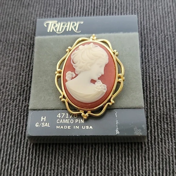 Trifari Cameo brooch and earring set - Picture 2 of 10